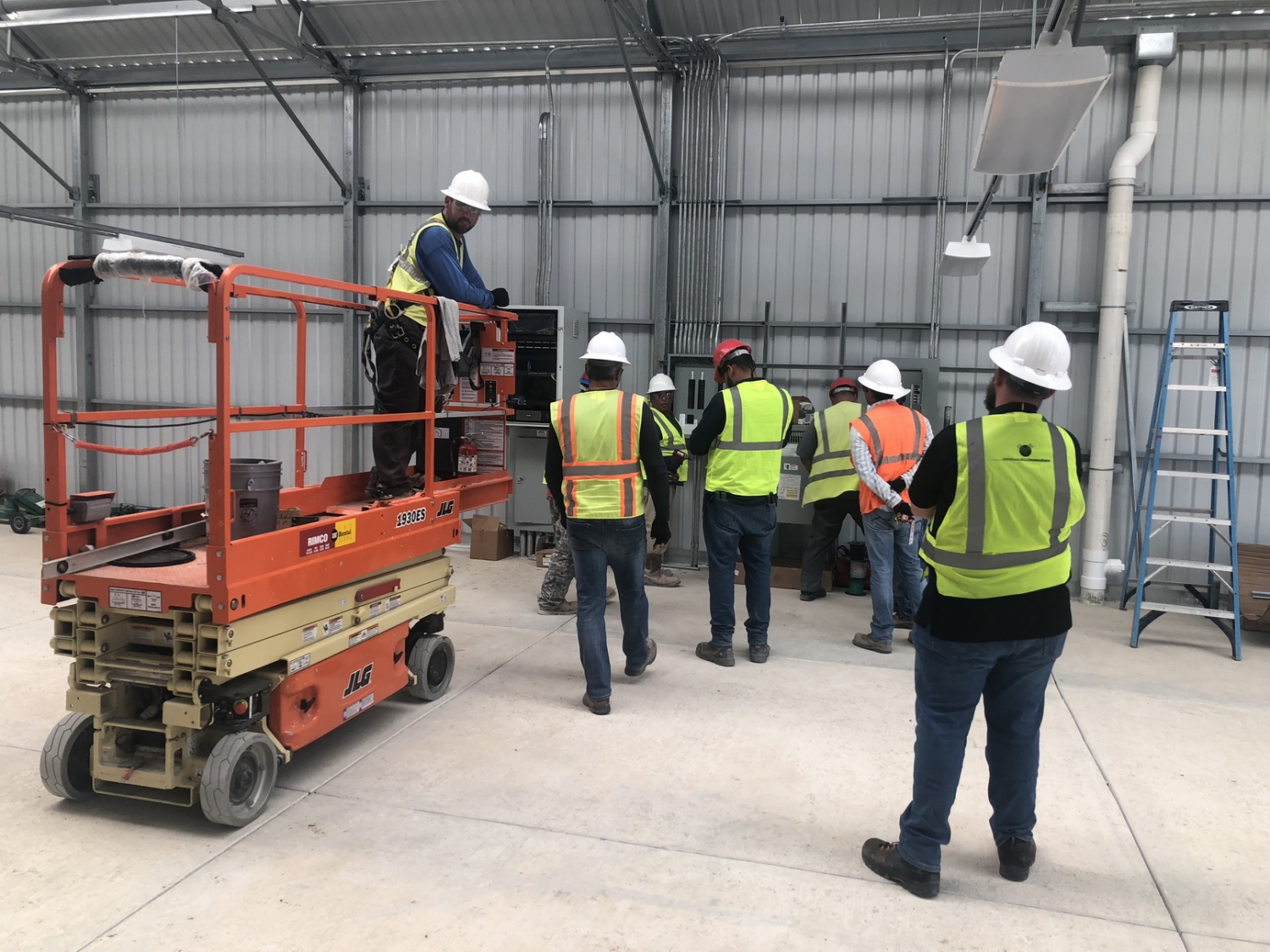 Workers putting some finishing touches on the headhouse | Agra Tech